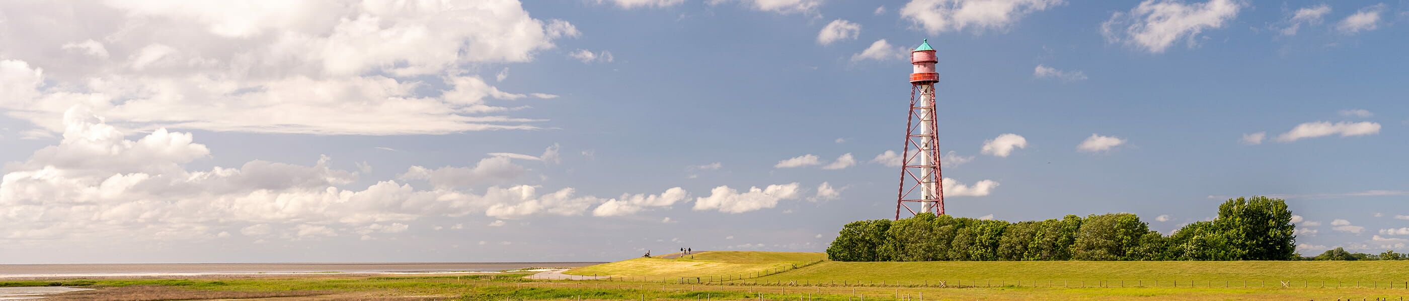 Leuchtturm bei Campen mit Deich und freier Landschaft