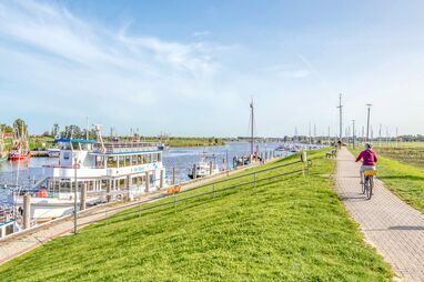 Radfahrer am Hafen von Greetsiel – Perfekte Bedingungen für einen Fahrradurlaub