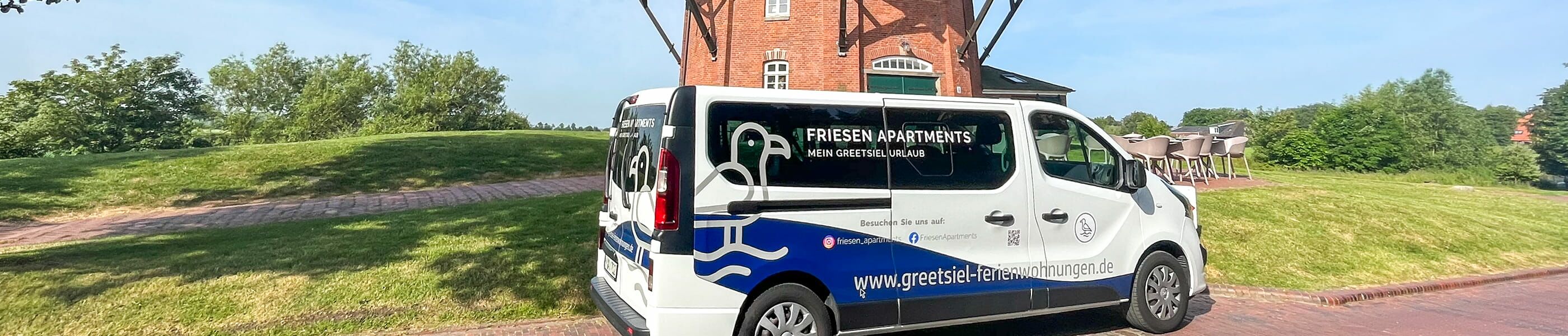 Fahrzeug von Friesen Apartments vor historischer Mühle