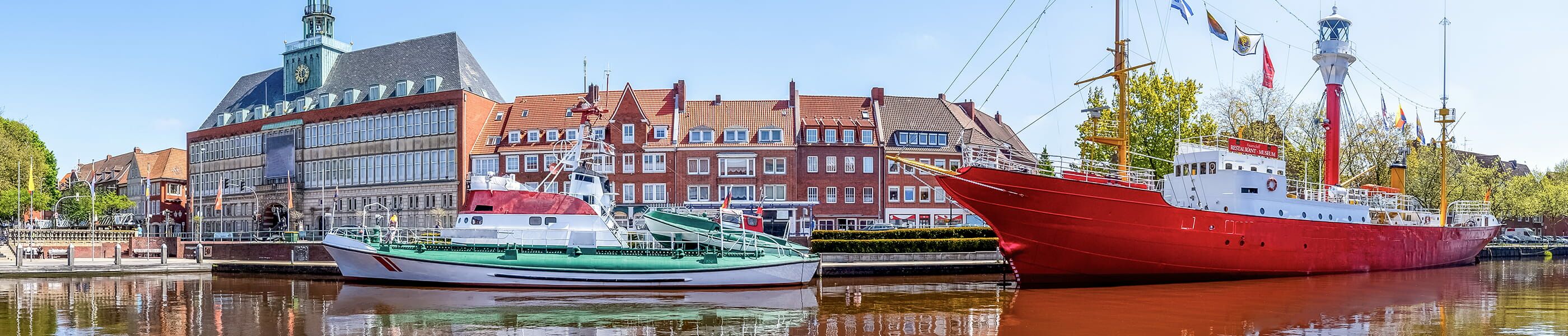 Schiffe im Hafen von Emden mit Blick auf die Historische Stadt