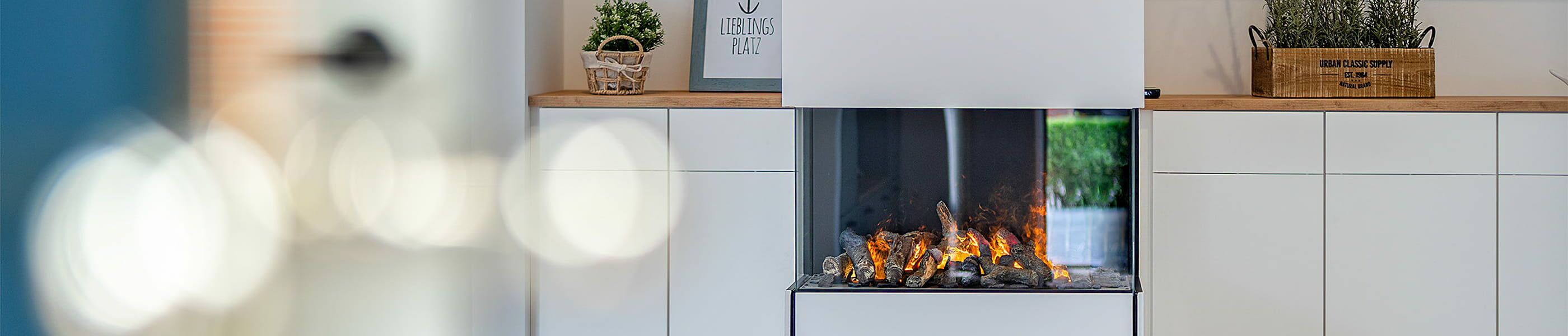 Wohnraum mit eingebautem Kamin und Feuer