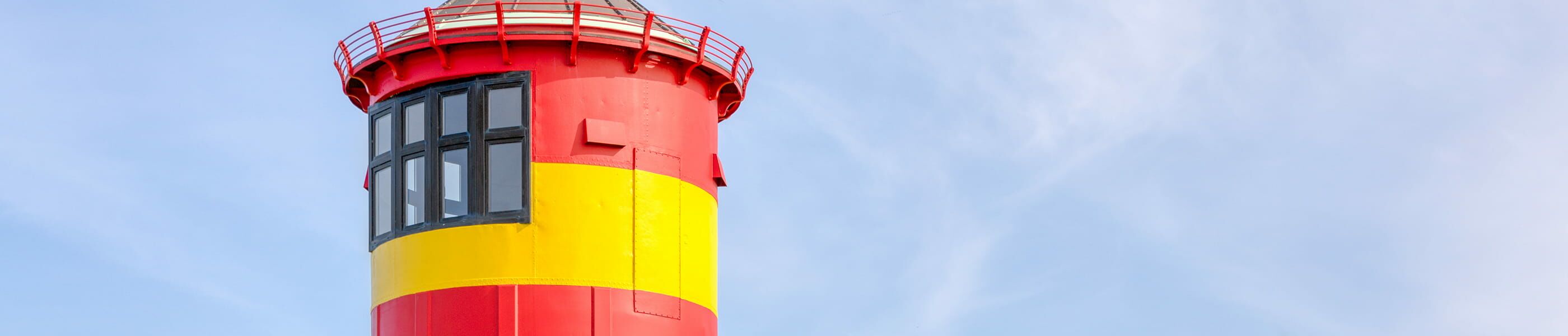 Pilsumer Leuchtturm in Rot und Gelb mit Fenstern im Detail